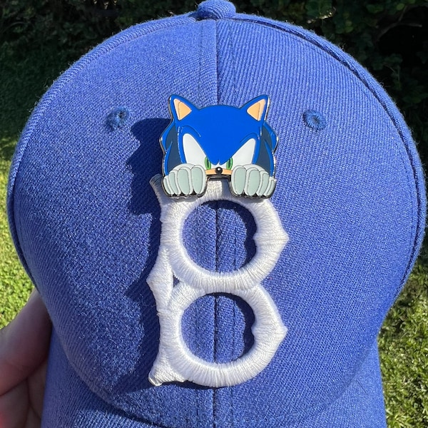 Sonic peeker hat pin