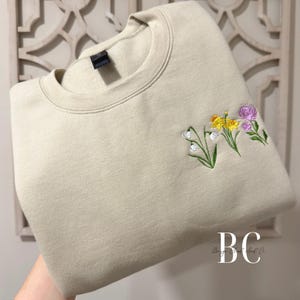 Custom Birth Flower Sweatshirt | Embroidered | Gift for Mom | Meaningful Gifts | Personalized Gifts | Family Birth Flowers | Friendship Gift