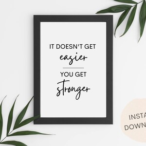 Puede incluir: Arte de pared imprimible en blanco y negro con la cita "It doesn't get easier, you get stronger".