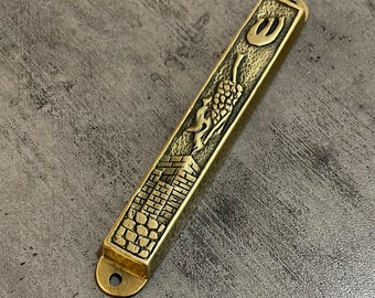 Mezuzá artesanal com design da Cidade Velha de Jerusalém: Muro das Lamentações com o símbolo ש | 10 cm de altura (compatível com pergaminhos de 9 cm) - Fabricada em Jerusalém, Israel