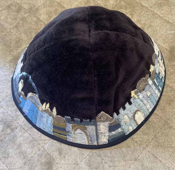 Kippah In Lino Turchese Con Ricamo Di Gerusalemme | Diametro 16 Cm | Clip Incorporata