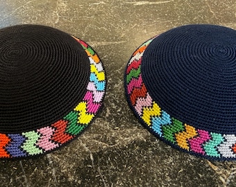 Kipá artesanal de 16,5 cm de diâmetro | Feita em Israel com fio 100% algodão (crochê firme), kipá lisa com estampa colorida ao redor.