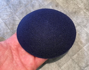 Kipá de crochet azul marino hecha a mano - 100 % algodón de alta calidad - Fabricada en Israel - Kipá artesanal única - Azul oscuro - 12-21 cm de diámetro