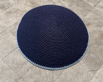 Kipá fina de crochet azul marino con raya azul claro / Varios tamaños disponibles / 100% algodón / Calidad superior / Tejido delicado