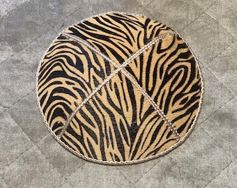 Kippah di pelliccia unica e autentica / Yarmulke maculata realizzata a mano in autentica pelle di manzo / Prodotta in Israele