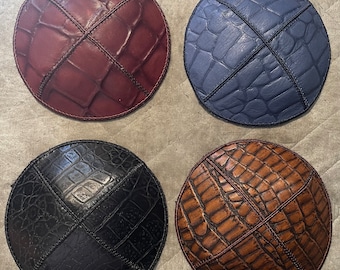 Kippot artesanal em couro italiano com estampa de crocodilo – Feito à mão em Israel. Tamanho aproximado de 14 cm de diâmetro.