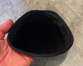 Kipa de terciopelo color negro o azul marino, fabricada en Israel, de la mejor calidad, tallas 1 a 8, forma regular.
