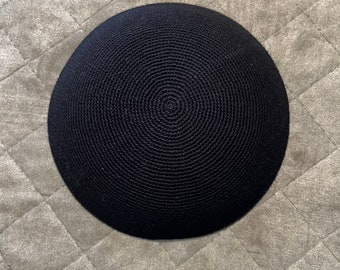 Handgefertigte schwarze Häkelarbeit Kippa/Kippah - gestrickte Yarmulke - 100% Baumwolle - Erhältlich in verschiedenen Größen: 12-21 cm Durchmesser