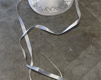 Kipa para la circuncisión del bebé / Yarmulke perfecto para la ceremonia del nacimiento / kipá pequeña con cuerdas para atar
