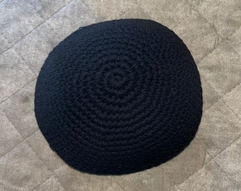 Kippah/Yarmulke realizzata a mano in 100% cotone tinta unita, nei colori nero o bianco / Made in Israele