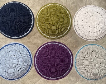 Kipá hecha a mano / Diseño de punto especial / Varios colores / Hilo Vog 100 % algodón / 11,4 cm de ancho / Hecho en Israel