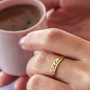 Anel delicado com barra em ouro maciço 14K - Anel com nome delicado - Anel de ouro com nome - Presente para mãe - Presente para madrinha - Presente de Natal - Presente para ela