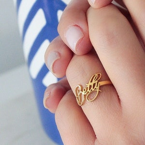 Bague prénom en or massif 14 carats-bague prénom en or-bague prénom personnalisée-bagues personnalisées-cadeaux de demoiselle d'honneur-cadeaux de Noël-cadeau pour elle-petite bague prénom