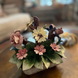 Nuova Capodimonte イタリア磁器製フローラルブーケ編みバスケット、バラ、デイジー、ピンクイエローの春色の装飾。