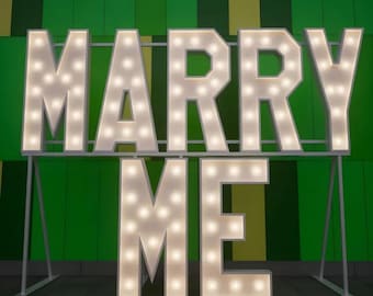 MARRY ME LED-Vorschlag-Zeichen - 4 Fuß / 3 Fuß Romantische Festzelt-Buchstaben - Hochzeit-Verlobungs-Hintergrund - Benutzerdefinierte Farben und Effekte - Fotofertig