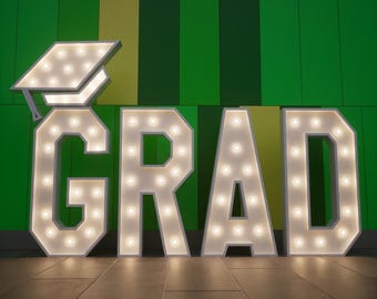 Letras luminosas GRAD - Letrero LED de graduación de 1,2 m/0,9 m / Clase de 2024 / Colores de la escuela / Fondo iluminado / Decoración de celebración lista para fotos