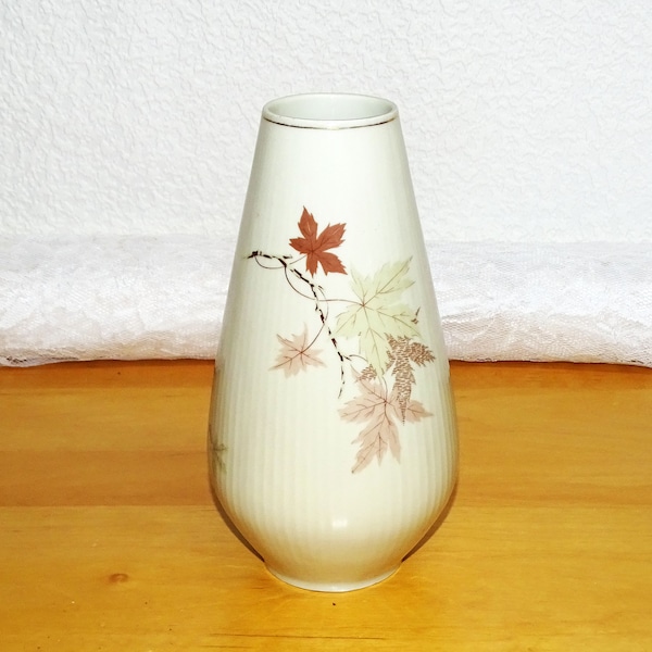 Vase mit Blättermuster / Porzellan cremefarben / Bavaria / Vintage