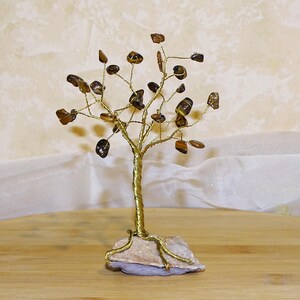 Kleines Edelsteinbäumchen / Bonsai Tigerauge / Glücksbäumchen / Drahtbaum braun