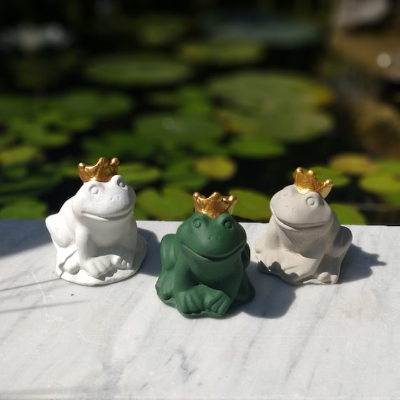 Small Concrete Frog Prince / Frog With Crown / Concrete Decoration