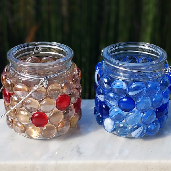 Windlicht mit Glasnuggets verziert in rot oder blau, Teelichtglas