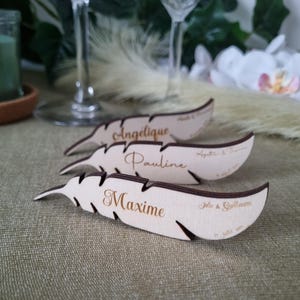 Marque place bois en forme de plume gravé à personnaliser pour mariage, baptême, anniversaire ou tous vos événements