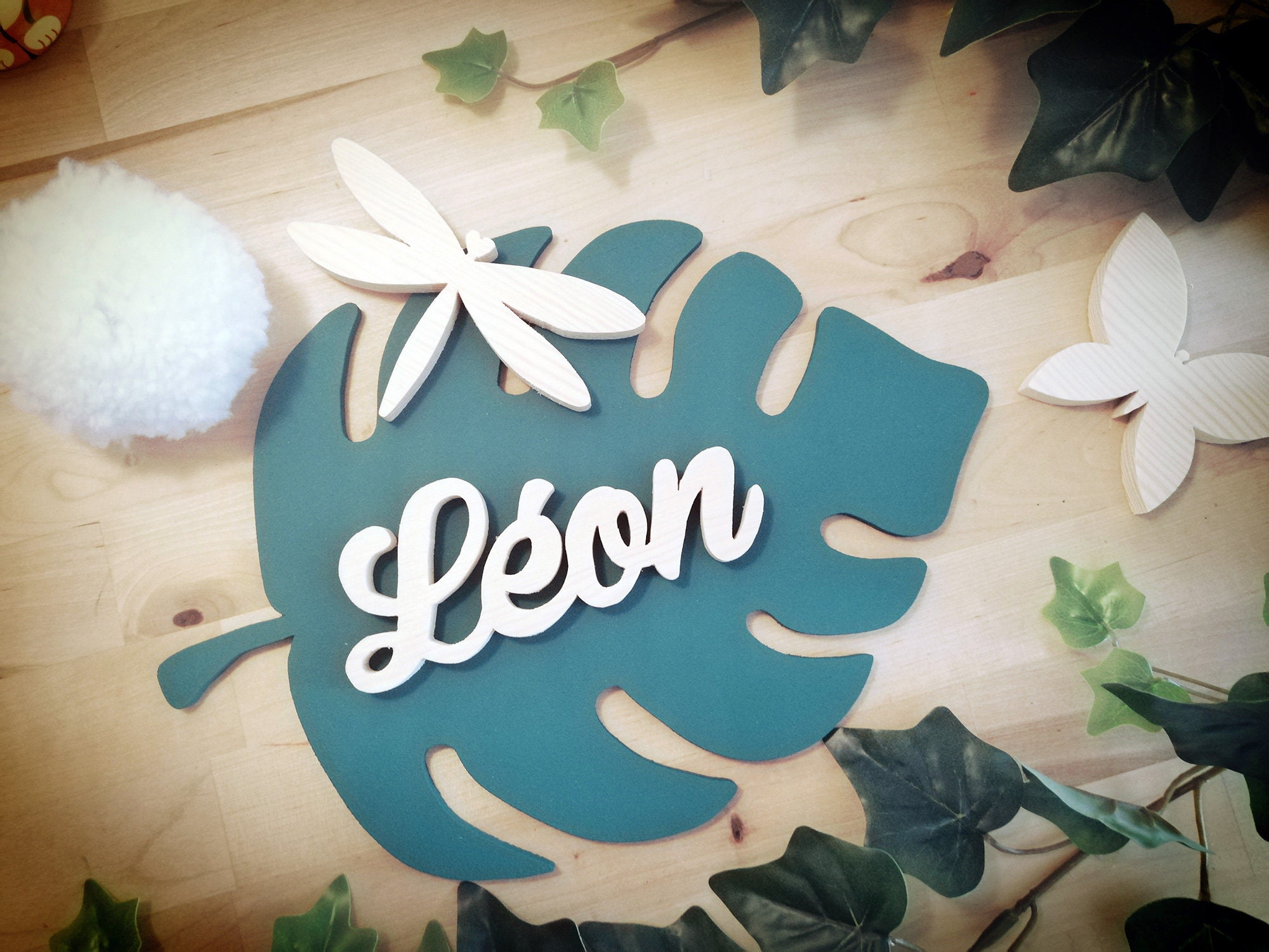 Prénom en Bois sur Feuille Tropicale