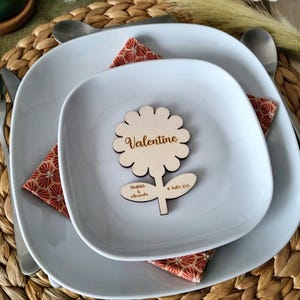 Marque place bois en forme de fleur avec sa tige à personnaliser pour mariage, baptême, anniversaire ou tous vos événements