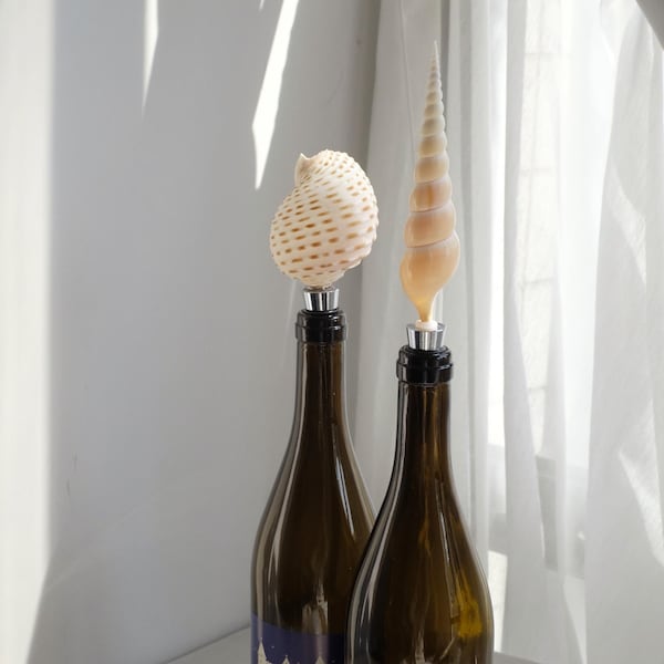 Conch Wine Bottle Stopper,Shell Topper,Coastal Wine Stoppers,Seashell Art,Unique Beach Themed Wedding Decor,Bridesmaid Gifts