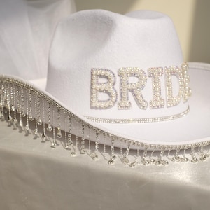Personalisierte Perle Braut Cowgirl Hut mit Schleier, Strass Fransen Wifey Cowboy Hut, Rosa Brautjungfer Kuhmädchen Hut, Bachlorette Geschenk, Braut zu sein