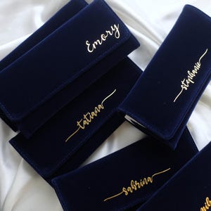 Personalisierte Wildleder Blau Schmuck Rolle, Ringe Box Fall, Armband Halsketten Reiseveranstalter, benutzerdefinierte Monogramm, Hochzeit, Brautjungfer, Geschenk für sie