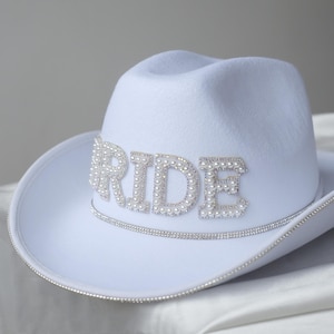 Cappello da cowboy personalizzato con strass per la sposa, cappello da cowgirl bianco perla personalizzato per la sposa, regalo di addio al nubilato a Nashville per damigella d&#39;onore, futura sposa