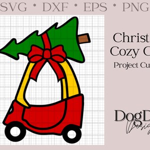 Könnte beinhalten: Ein rotes Cozy Coupe Spielzeugauto mit einem grünen Weihnachtsbaum, der mit einer roten Schleife oben befestigt ist. Das Auto hat schwarze Räder und ein gelbes Lenkrad. Der Text "Christmas Cozy Coup Project Cut Files" ist im Bild sichtbar.