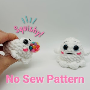 Peut inclure: Deux peluches fantômes en crochet blanc avec des yeux globuleux et des joues roses. Un fantôme tient une balle moelleuse colorée. Le texte "Squishy!" est écrit en rose et bleu au-dessus des fantômes. Le texte "No Sew Pattern" est écrit en rose en bas de l'image.