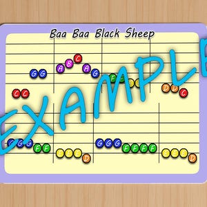 Op de afbeelding: Een muziekblad met de titel "Baa Baa Black Sheep" en het woord "EXAMPLE" in turquoise. De noten worden weergegeven door gekleurde cirkels op muzieklijnen. De achtergrond is lichtgeel met een paarse rand.