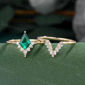 Kite Cut Smaragd Verlobungsring Set Gelbgold Ring Set Einzigartige Cluster Diamant Ring Baguette Cut Moissanit Hochzeit Jahrestag Geschenk