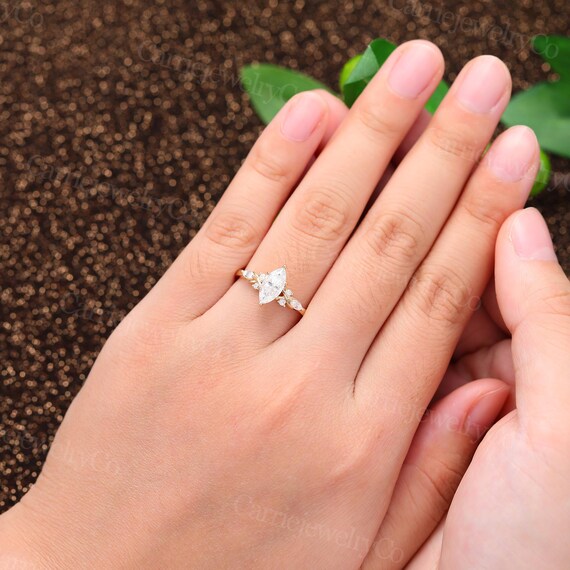 Anillo De Boda Con Moissanita Corte Marquesa - Color D VVS1, Oro Blanco 14k Sobre Plata S925, Diseño Ondulado