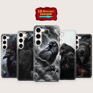 Puede incluir: Una colección de fundas para teléfonos con diseños de cuervos en tonos negros y grises. Las fundas muestran varias representaciones artísticas de cuervos, con una que muestra un cuervo posado en una rama. La imagen incluye un letrero rojo que dice "15 AVAILABLE DESIGNS".