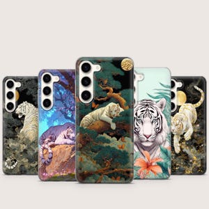 Può includere: Una collezione di custodie per telefoni con raffigurazioni artistiche di tigri. Ogni custodia presenta un design unico, con tigri in varie pose su sfondi naturali, tra cui alberi, rocce ed elementi floreali. Le custodie hanno una finitura lucida.