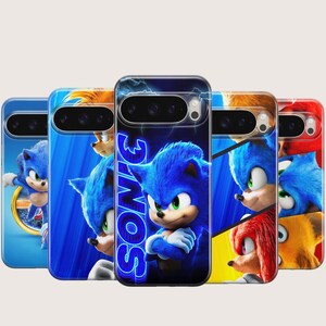 Puede incluir: Varias fundas para tel&eacute;fono con el personaje Sonic the Hedgehog. Las fundas muestran a Sonic en varias poses sobre un fondo azul, con la palabra "SONIC" en azul ne&oacute;n. Tambi&eacute;n se ven otros personajes.