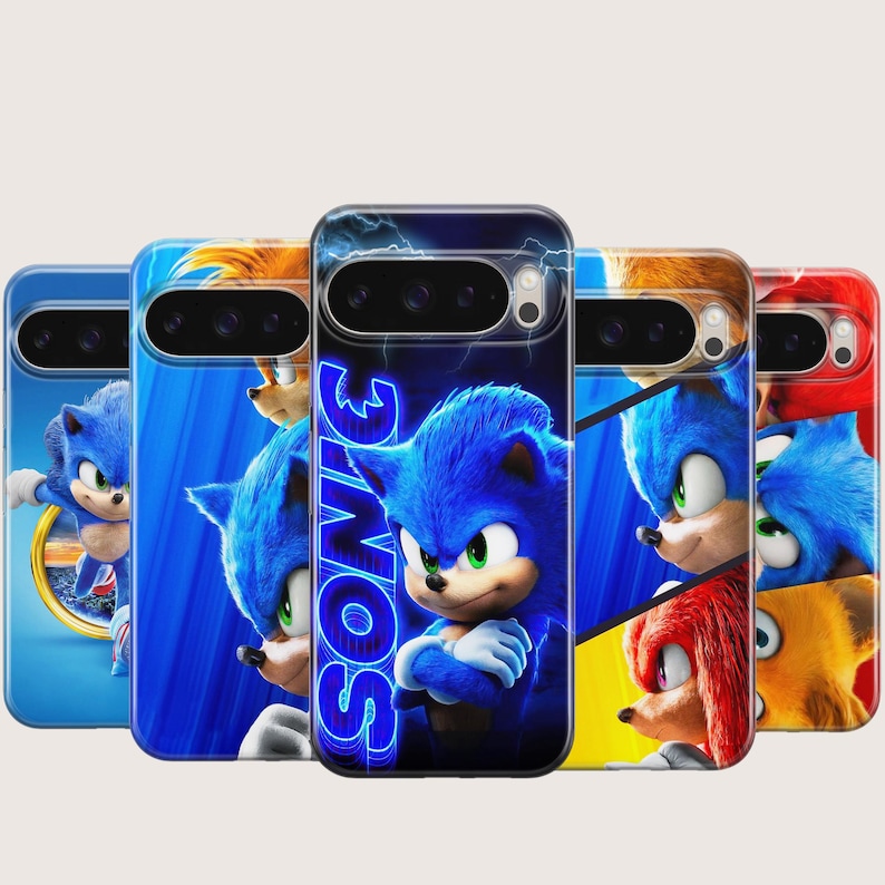 Puede incluir: Varias fundas para tel&eacute;fono con el personaje Sonic the Hedgehog. Las fundas muestran a Sonic en varias poses sobre un fondo azul, con la palabra "SONIC" en azul ne&oacute;n. Tambi&eacute;n se ven otros personajes.