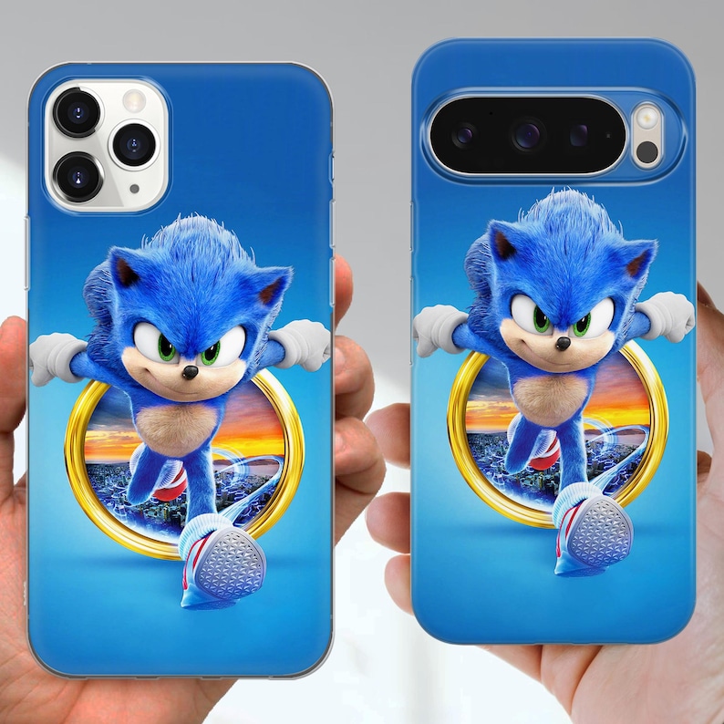 Puede incluir: Dos fundas azules para tel&eacute;fono con el personaje Sonic the Hedgehog. Las fundas muestran al personaje en una pose de carrera sobre un fondo azul con un anillo dorado y un atardecer. El personaje tiene pelo azul y guantes blancos.