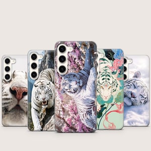 Può includere: Una collezione di custodie per telefoni con disegni di tigri bianche. Le custodie presentano varie immagini di tigri, tra cui primi piani, tigri nella natura e rappresentazioni artistiche. Le custodie hanno una finitura lucida e sono progettate per smartphone.