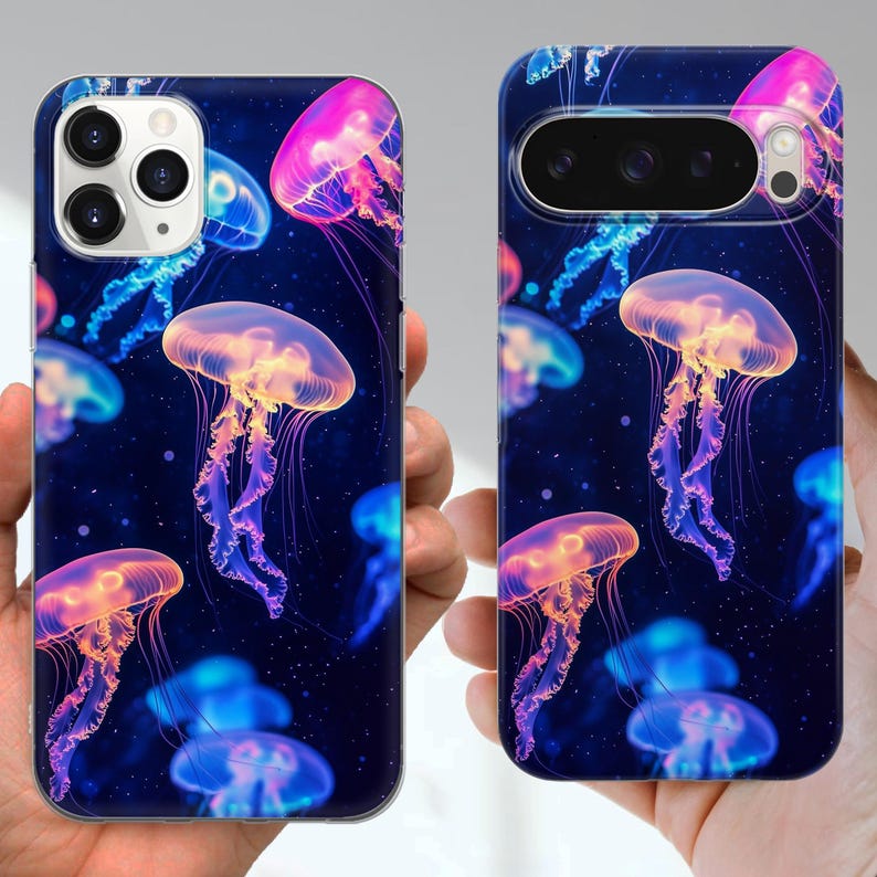 Puede incluir: Fundas de tel&eacute;fono con un dise&ntilde;o vibrante de medusas. Las fundas presentan un fondo azul oscuro con medusas coloridas en tonos rosa, naranja, amarillo y azul. Las medusas tienen largos tent&aacute;culos fluidos.