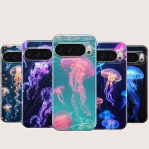 Puede incluir: Una colecci&oacute;n de fundas para tel&eacute;fonos con dise&ntilde;os de medusas vibrantes. Cada funda muestra una escena submarina diferente con medusas en tonos rosa, morado, azul y naranja. Las fundas tienen un acabado brillante y un dise&ntilde;o elegante.