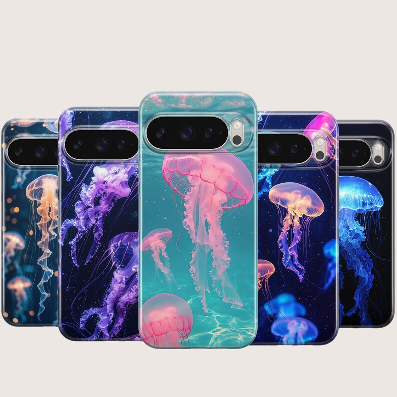 Puede incluir: Una colecci&oacute;n de fundas para tel&eacute;fonos con dise&ntilde;os de medusas vibrantes. Cada funda muestra una escena submarina diferente con medusas en tonos rosa, morado, azul y naranja. Las fundas tienen un acabado brillante y un dise&ntilde;o elegante.