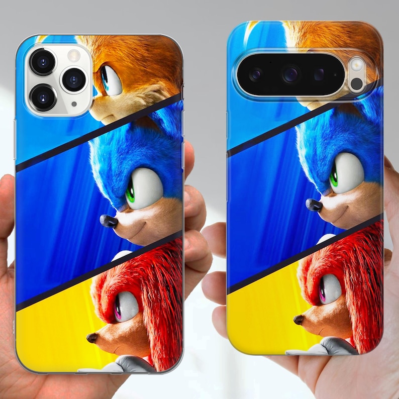 Puede incluir: Fundas para tel&eacute;fono con los personajes de Sonic the Hedgehog: Tails, Sonic y Knuckles. Las fundas tienen una combinaci&oacute;n de colores azul, amarillo y blanco con las caras de los personajes. Las fundas est&aacute;n dise&ntilde;adas para diferentes modelos de tel&eacute;fono.