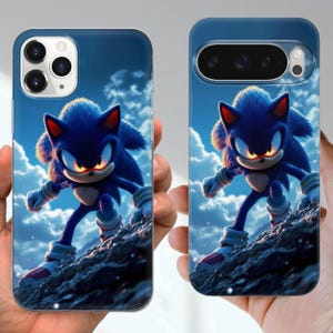 Puede incluir: Dos fundas azules para tel&eacute;fono con una ilustraci&oacute;n digital de Sonic el Erizo. El personaje se muestra en una pose din&aacute;mica sobre un fondo de cielo nublado. Las fundas est&aacute;n dise&ntilde;adas para diferentes modelos de tel&eacute;fono.