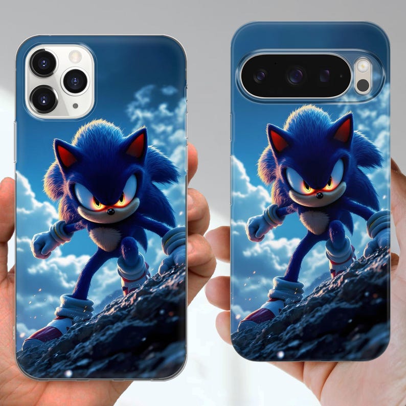 Puede incluir: Dos fundas azules para tel&eacute;fono con una ilustraci&oacute;n digital de Sonic el Erizo. El personaje se muestra en una pose din&aacute;mica sobre un fondo de cielo nublado. Las fundas est&aacute;n dise&ntilde;adas para diferentes modelos de tel&eacute;fono.