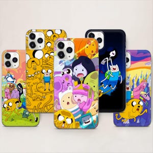 Puede incluir: Una colección de fundas para teléfonos con diseños de personajes de dibujos animados coloridos. Las fundas muestran varios personajes y escenas de la serie animada, con una mezcla de tonos amarillos, azules, rosas y morados. Las fundas están diseñadas para un teléfono inteligente.