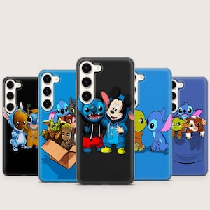 Könnte beinhalten: Eine Auswahl an Handyhüllen mit Cartoon-Charakteren. Die Hüllen sind schwarz und blau und zeigen Charaktere wie Stitch und Mickey Mouse. Diese Hüllen sind für ein Samsung-Handy.